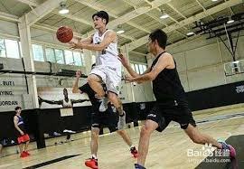 东京封神到低谷徘徊！全红婵复出夺金，抚摸金牌的瞬间藏满故事