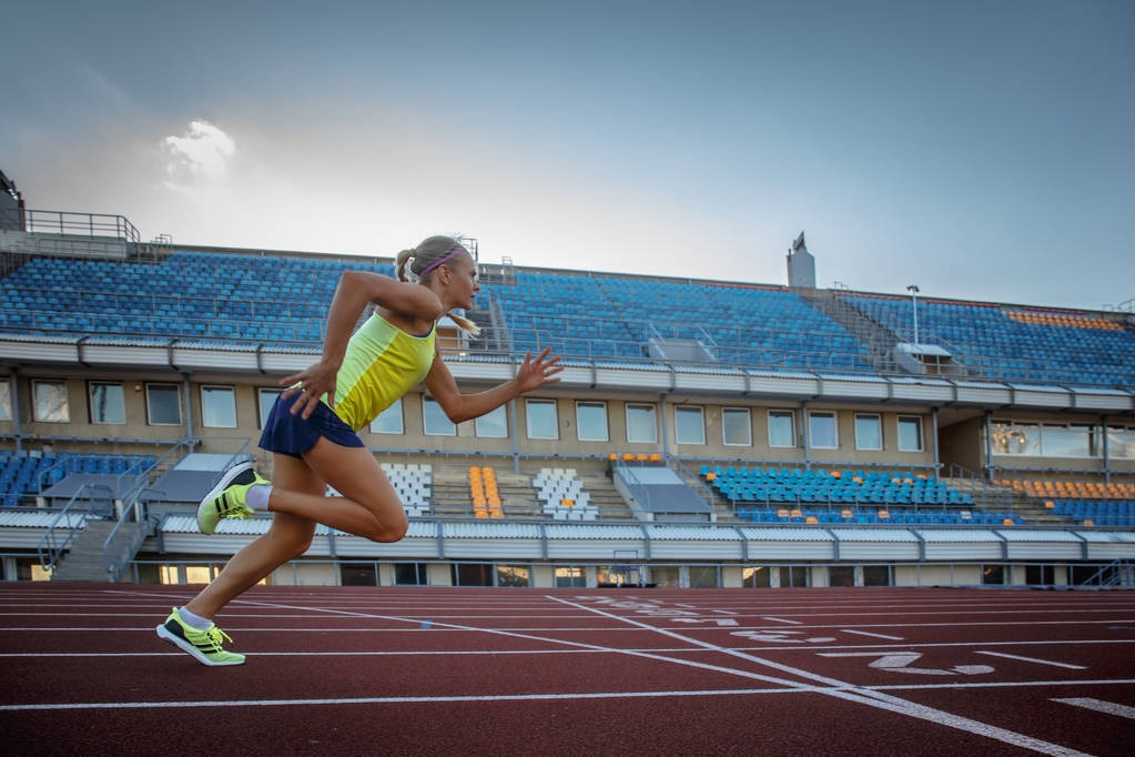 曝梅西愿意降薪70%回归巴萨!把队徽文在了腿上